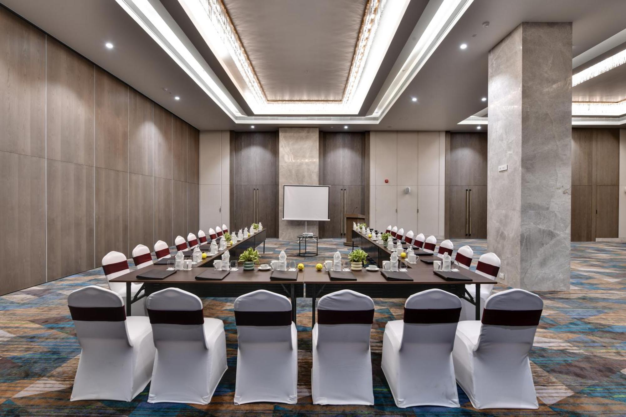 The Fern Residency, Gandhinagar Hotell Exteriör bild